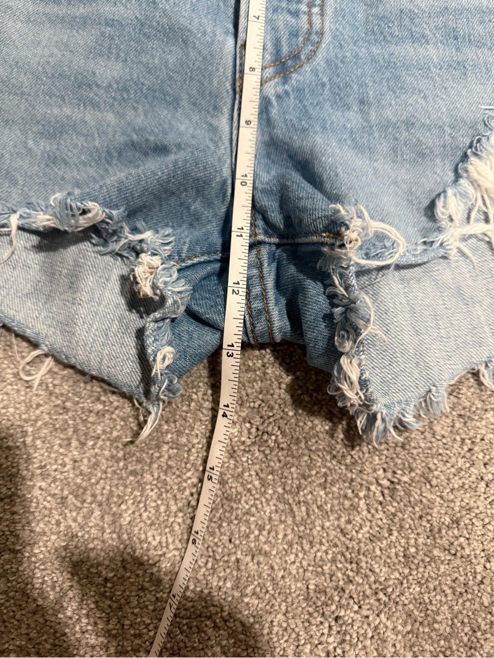 Levi's Light Wash Frayed Denim Cutoff Summer Shorts size 28 Excellent Condition - Picture 6 of 11